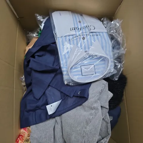 APPROX 20 ASSORTED CLOTHING ITEMS TO INCLUDE T-SHIRTS, DRESSES, SHORTS ETC