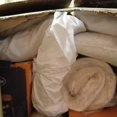 PALLET CONTAINING A LARGE QUANTITY OF BEDDING PRODUCTS