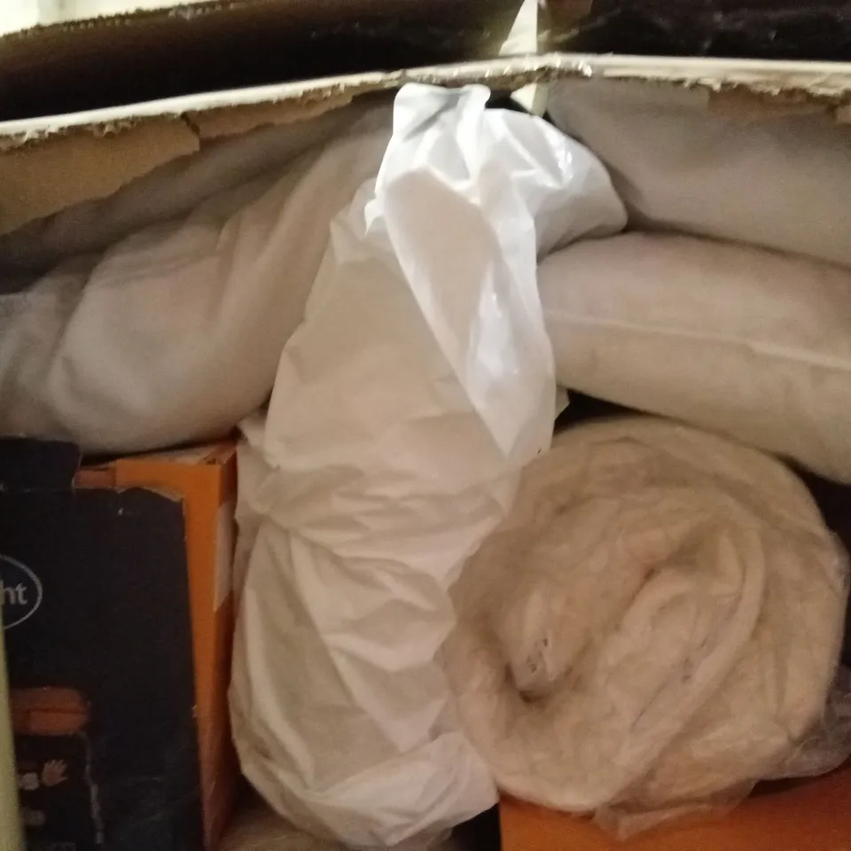 PALLET CONTAINING A LARGE QUANTITY OF BEDDING PRODUCTS