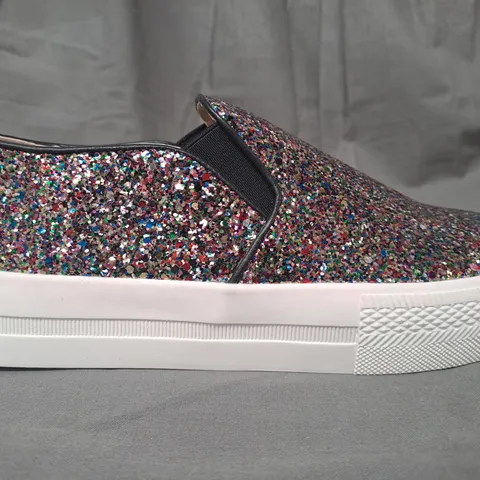 BOXED PAIR OF DESIGNER SHOES IN MULTICOLOUR W. GLITTER EFFECT EU SIZE 37