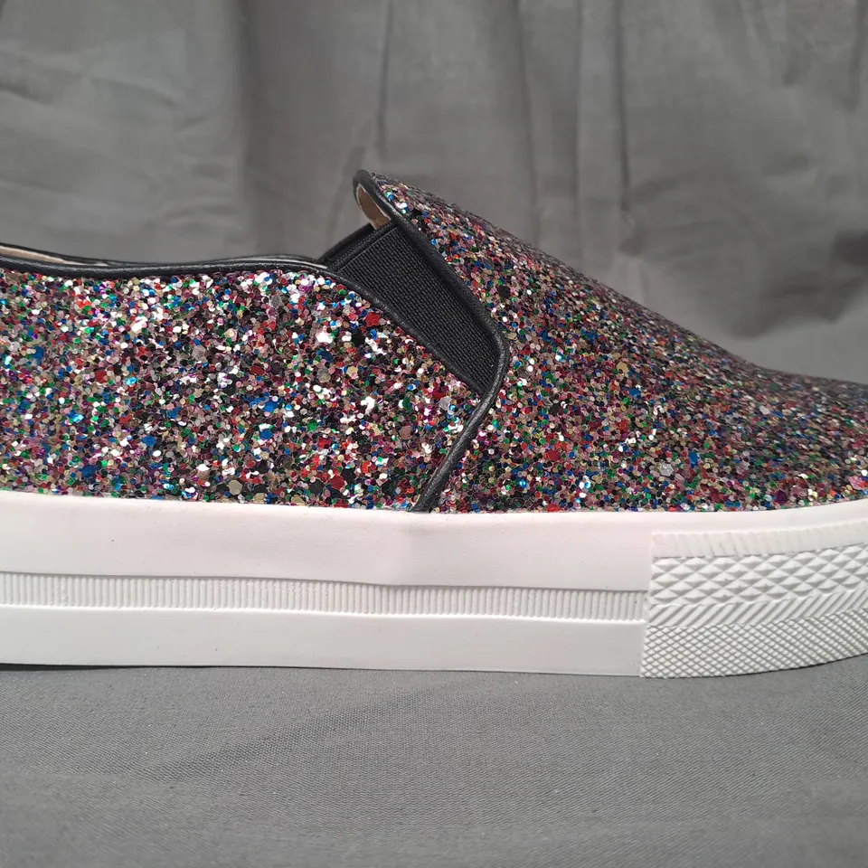 BOXED PAIR OF DESIGNER SHOES IN MULTICOLOUR W. GLITTER EFFECT EU SIZE 37