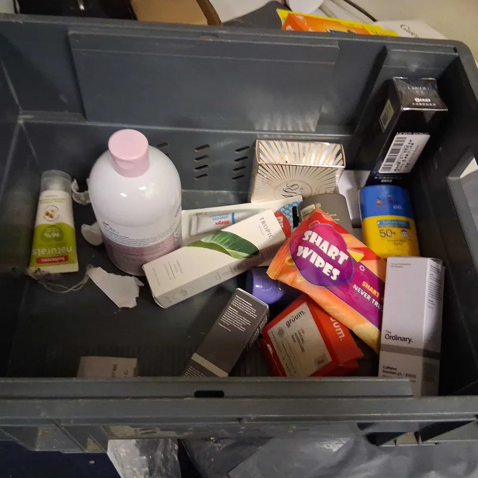 APPROXIMATELY 20 ASSORTED HEALTH AND BEAUTY PRODUCTS TO INCLUDE; LIZ EARLE, CARELL, LOREAL AND THE ORDINARY