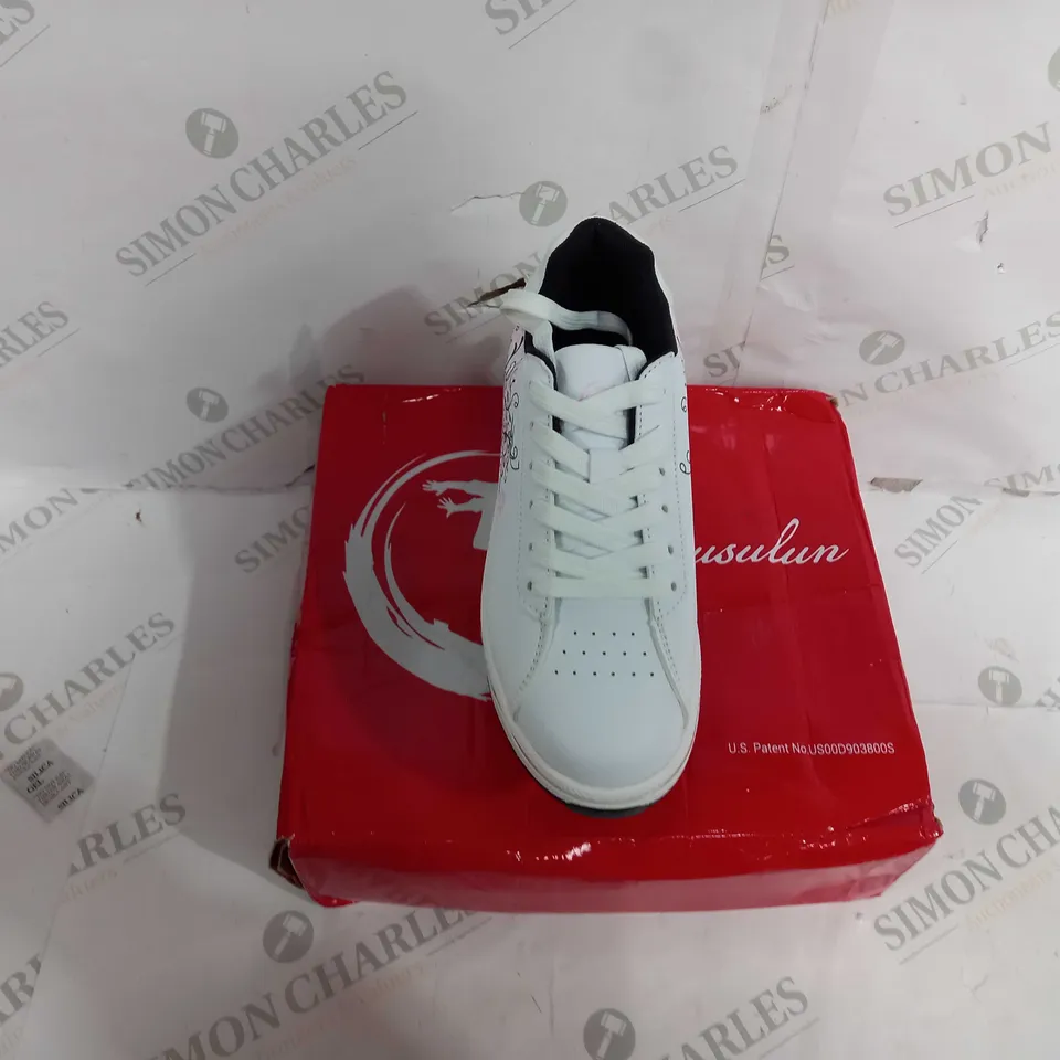 BOXED PAIR OF YOUSULUN ROLLER SKATE SHOES IN WHITE WITH PINK ART - EU SIZE 34