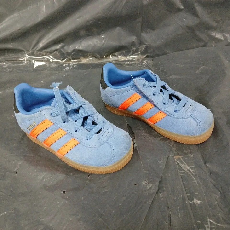 UNBOXED PAIR OF ADIDAS KIDS UNISEX GAZELLE COMFORT CLOSURE ELASTIC LACE SHOES KIDS - BLUE - 1 OLDER