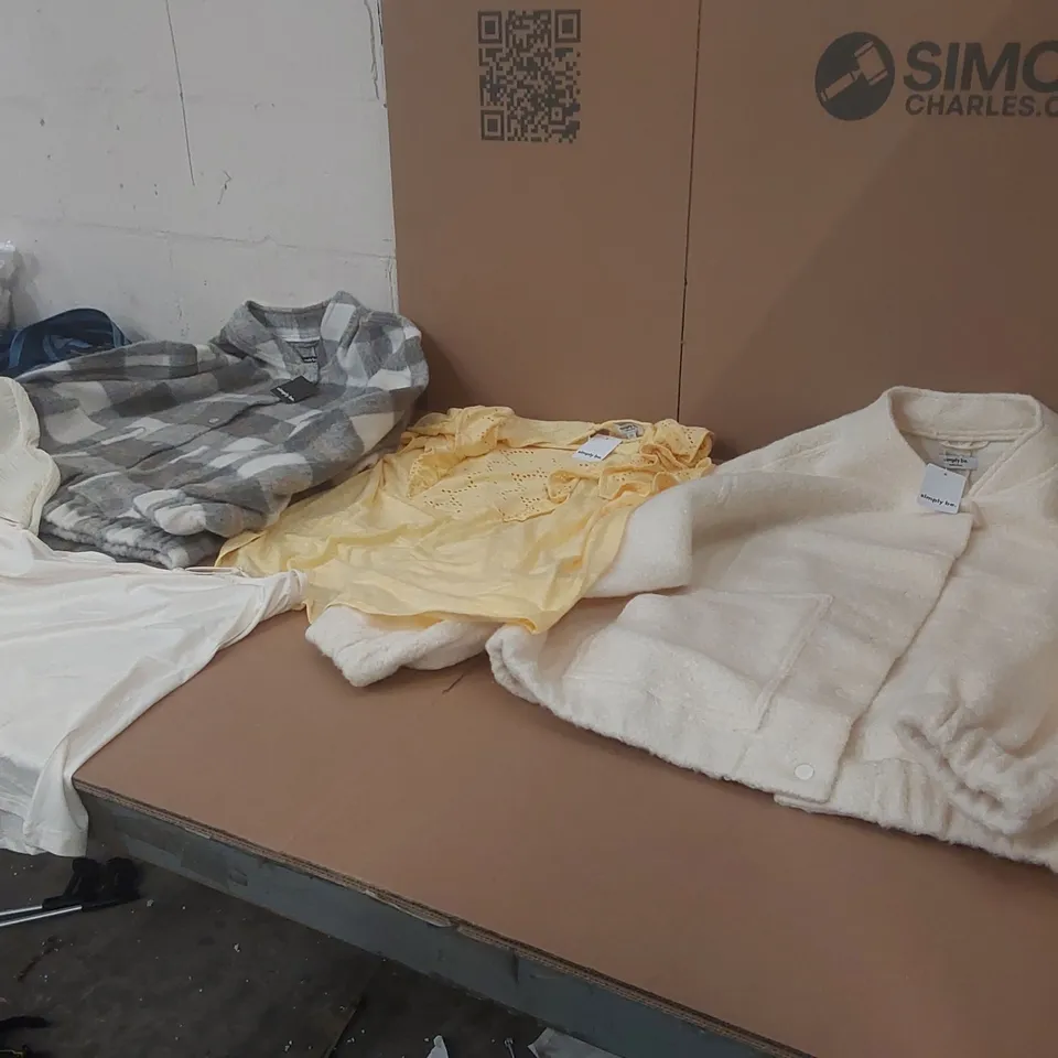PALLET CONTAINING APPROXIMATELY 850x BRAND NEW ASSORTED DESIGNER CLOTHING ITEMS