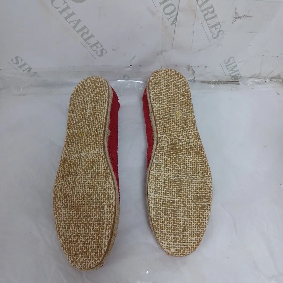 LARGE BOX OF APPROXIMATELY 10 DESIGNER SLIP-ON RED PUMPS IN VARIOUS SIZES 