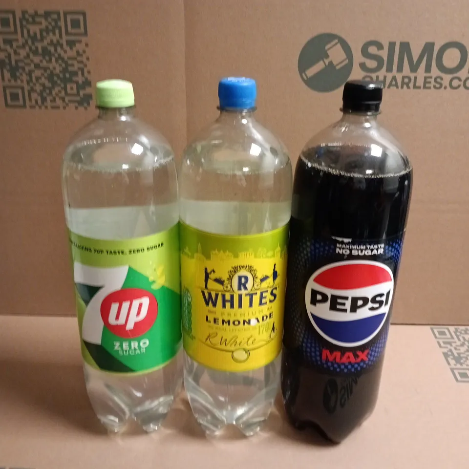 APPROX 4 BOTTLES OF ASSORTED SOFT DRINKS: 7UP ZERO SUGAR, R WHITES LEMONADE & PEPSI MAX 