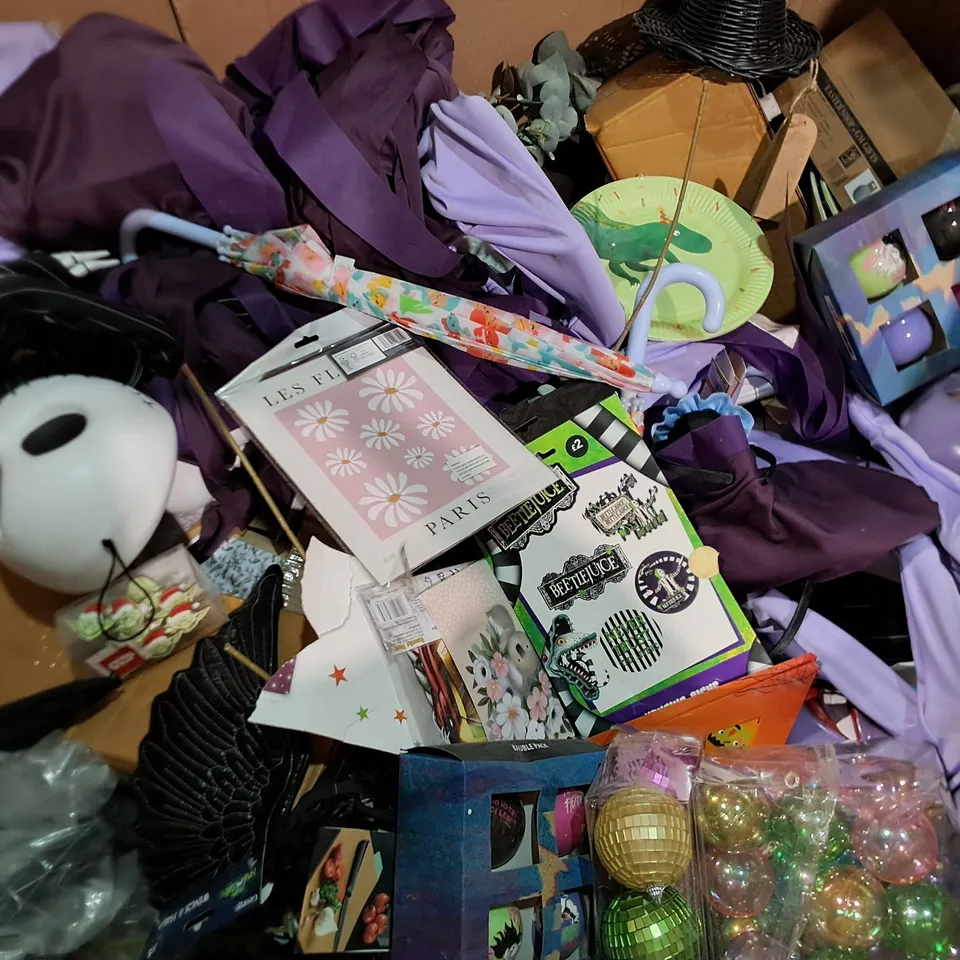 PALLET OF ASSORTED HOUSEHOLD ITEMS TO INCLUDE SEASONAL DECORATIONS, PARTY PLATES AND UMBRELLAS 
