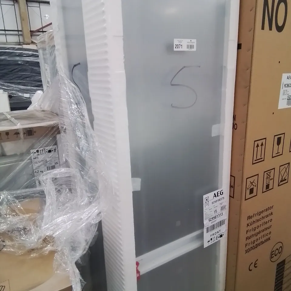 AEG 177cm INTEGRATED 70/30 FROST FREE FRIDGE FREEZER Model SCE818E8TS