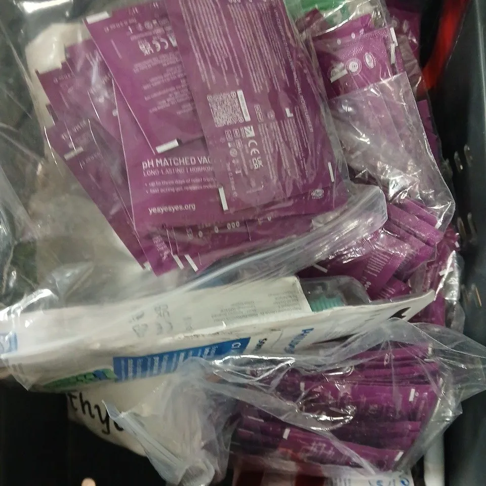 APPROXIMATELY 20 ASSORTED HEALTH & BEAUTY PRODUCTS TO INCLUDE BAMBOO TOOTHBRUSH, FUNGAL PATCHES, SENSODYNE TOOTHPASTE ETC