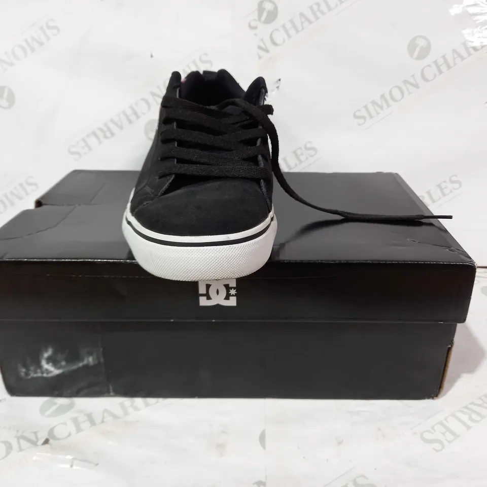 BOXED PAIR OF DC TRAINERS IN BLACK UK SIZE 7.5