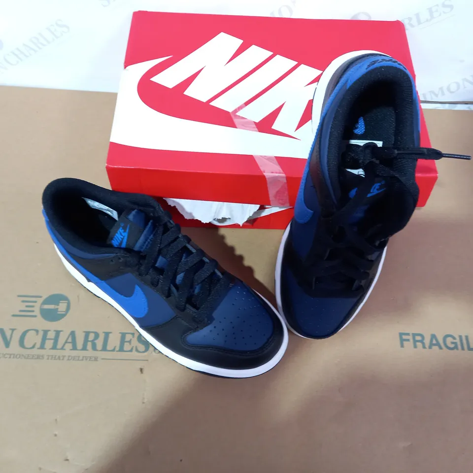 BOXED PAIR OF NIKE NAVY/BLACK TRAINERS SIZE5.5