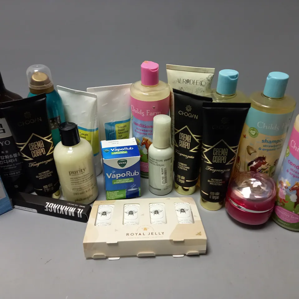 APPROXIMATELY 18 ASSORTED COSMETICS ITEMS TO INCLUDE CHILDS FARM CONDITIONER (500ml), HADAGASCAR CENTELLA BLUE SERUM (30ml), RYO HAIR STRENGTHEN & VOLUME CONDITIONER (550ml), ETC