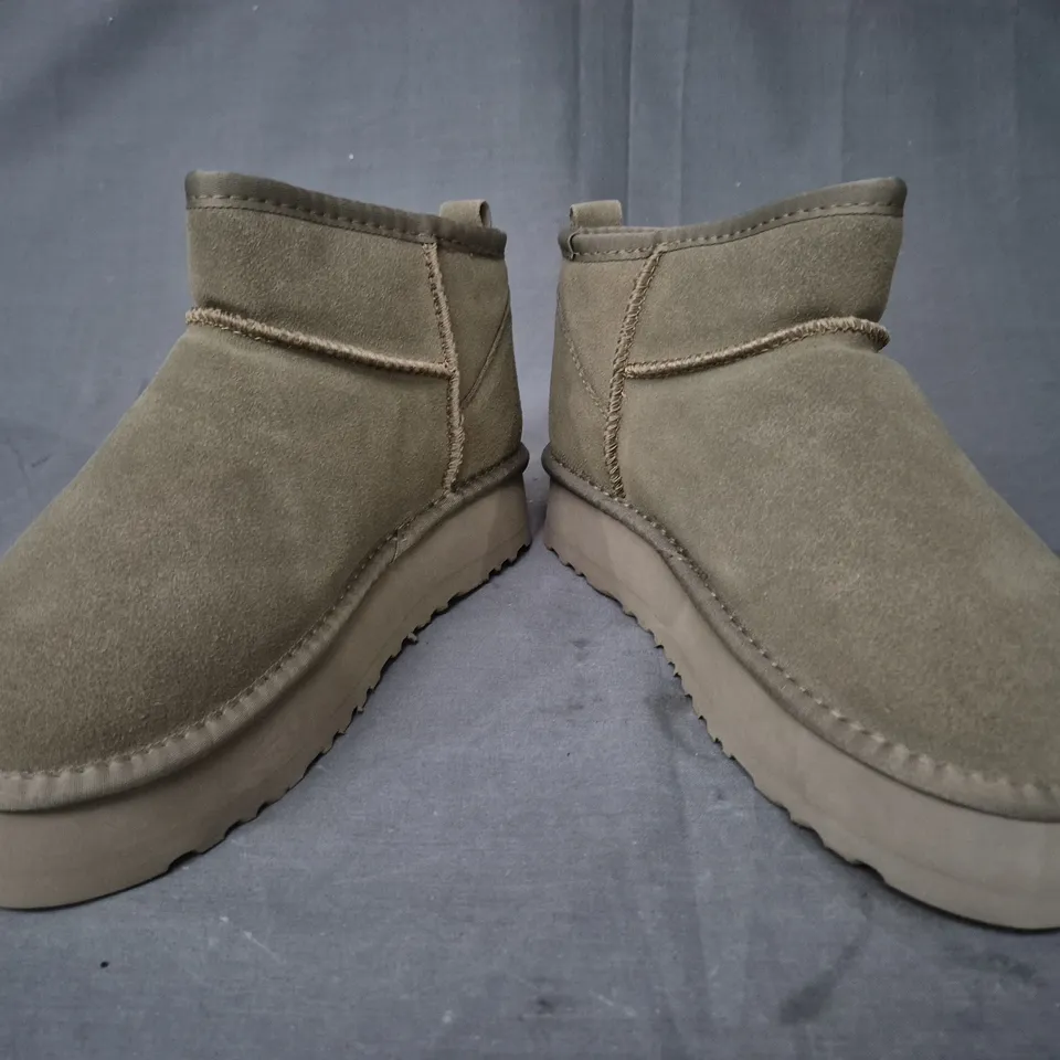 BOXED PAIR OF UGG SHOES IN OLIVE UK SIZE 6