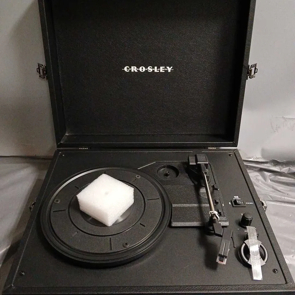 BOXED CROSLEY VOYAGER 3-SPEED PORTABLE TURNTABLE