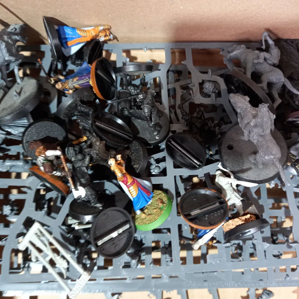 BOX OF ASSORTED WARHAMMER MINIATURES AND PARTS
