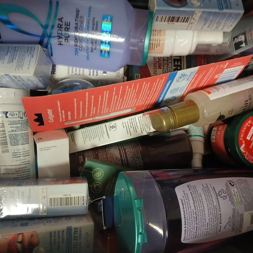 APPROXIMATELY 20 ASSORTED COSMETIC ITEMS TO INCLUDE AVEENO, SUNDAY RAIN, ETC - COLLECTION ONLY