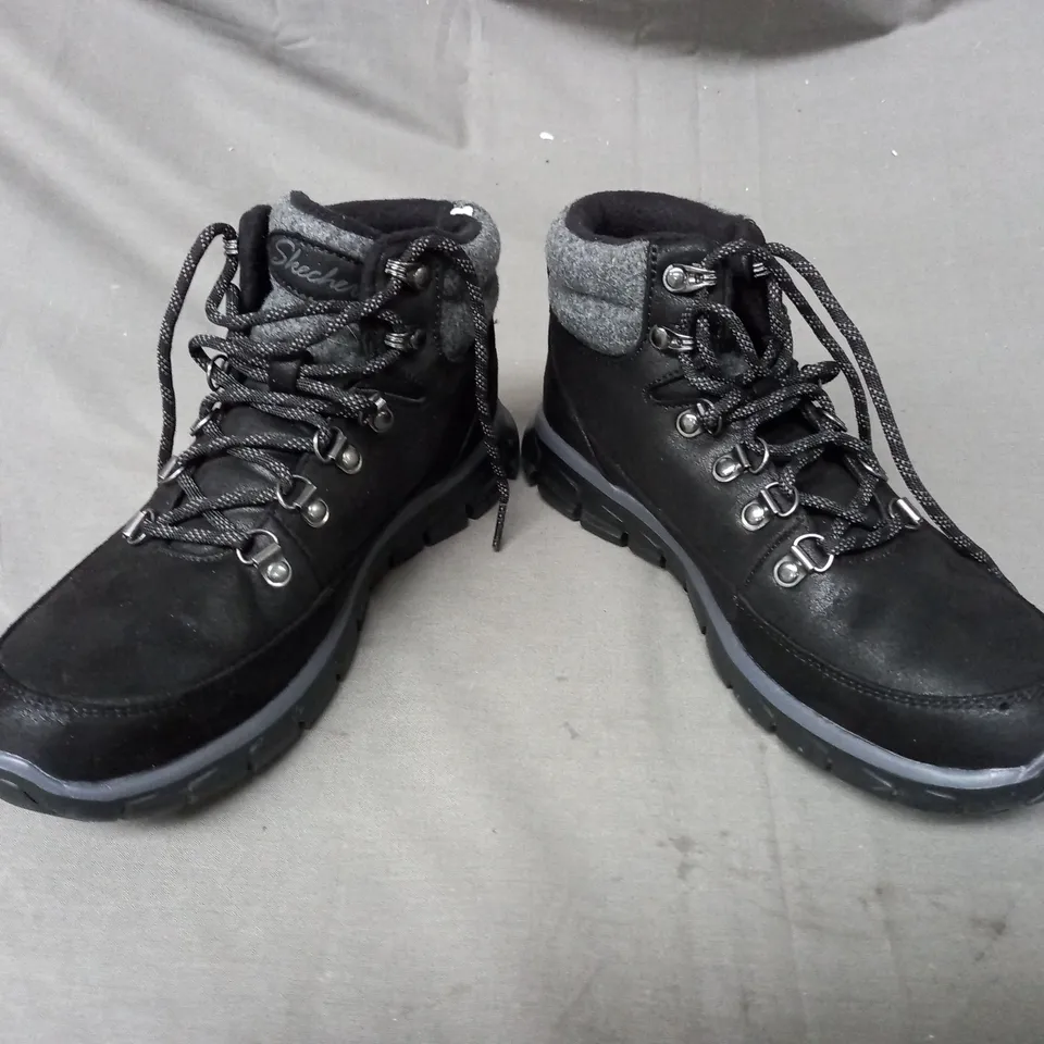 BOXED PAIR OF SKECHERS BOOTS IN BLACK SIZE 4.5
