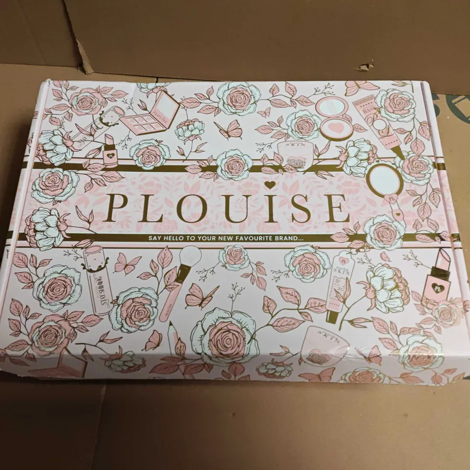 LOT OF 3 PLOUISE COSMETIC ITEMS TO INCLUDE LIP CONDITIONER AND GLITTER SETTING SPRAY