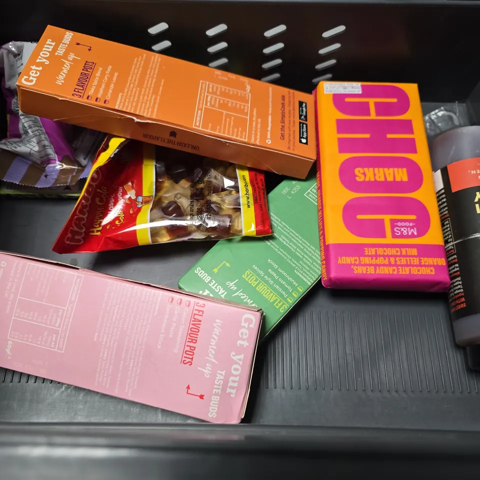 APPROXIMATELY 7 ASSORTED FOOD ITEMS TO INCLUDE - HOTEL CHOCOLAT MILK TO CARAMEL , BARRACUDE CHOCOLATE COINS ETC