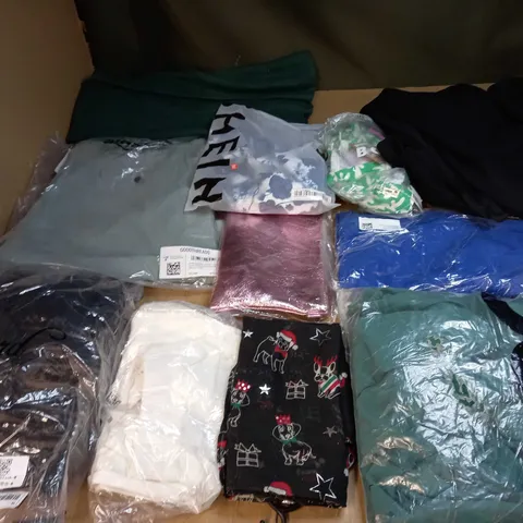 LOT OF A SIGNIFICANT QUANTITY OF ASSORTED CLOTHING AND ACCESSORIES TO INCLUDE; T-SHIRTS, JUMPERS ETC