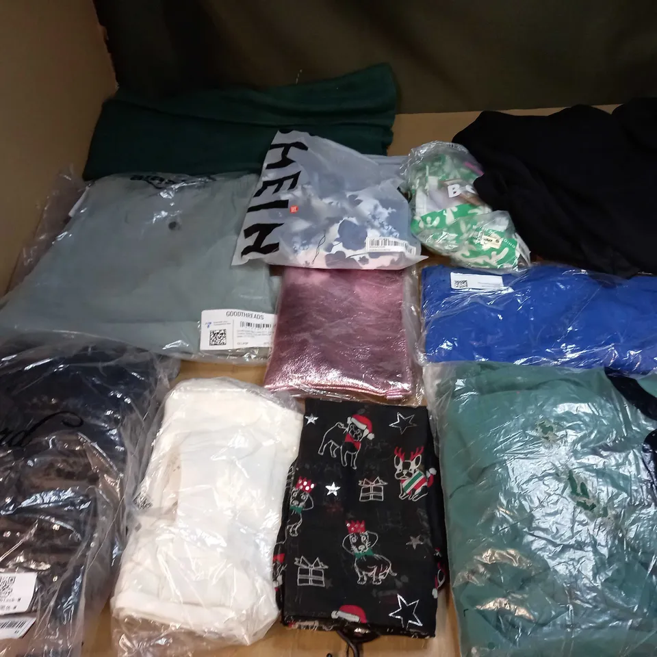 LOT OF A SIGNIFICANT QUANTITY OF ASSORTED CLOTHING AND ACCESSORIES TO INCLUDE; T-SHIRTS, JUMPERS ETC