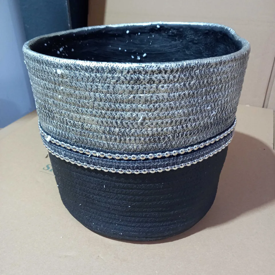 BOXED BRAND NEW HOME2GARDEN INDOOR/OUTDOOR BASKET EFFECT PLANTER