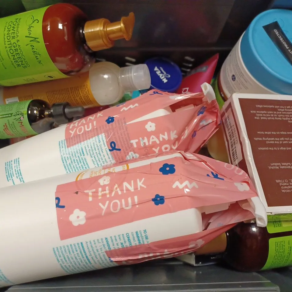 BOX OF APPROX 20 ASSORTED HEALTH AND BEAUTY ITEMS TO INCLUDE - IBCCCNDC EYEBROW SHAPING KIT - CERAVE SA SMOOTHING CREAM - SHEA MOISTURE HAIR MOISTURISER ECT