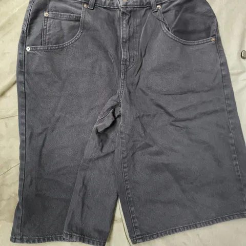 LEVIS SUPER BAGGY JORTS IN BLACK SIZE 30