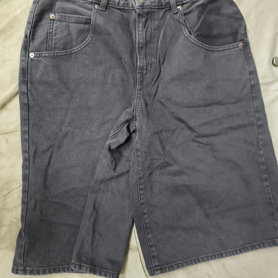 LEVIS SUPER BAGGY JORTS IN BLACK SIZE 30