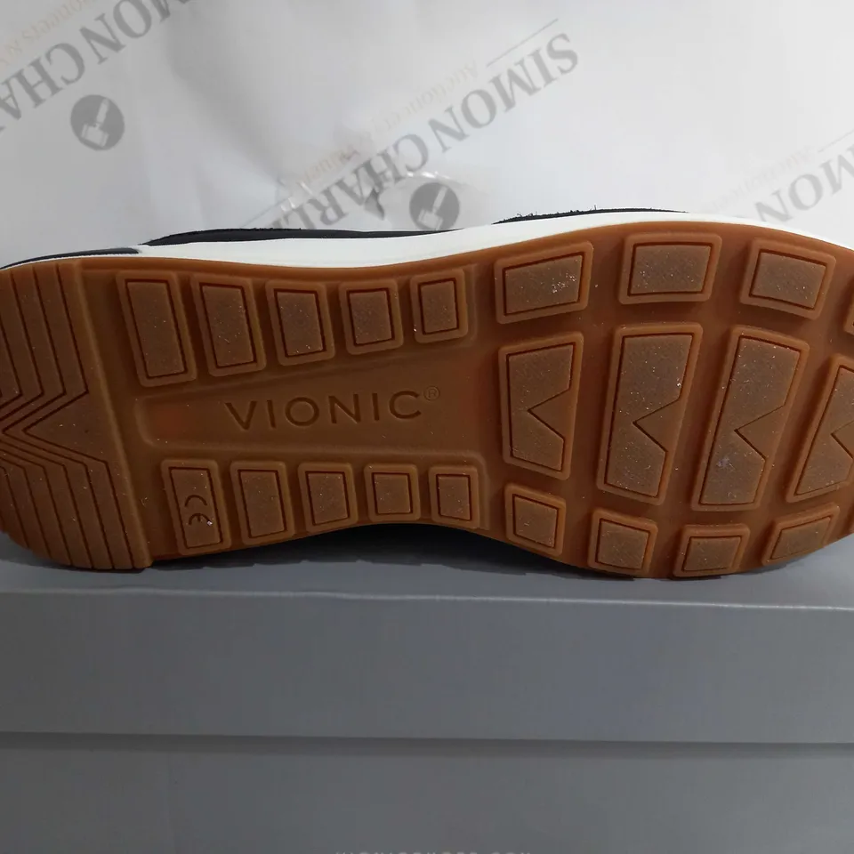 BOXED VIONIC BREILYN TRAINER IN BLACK - SIZE 7