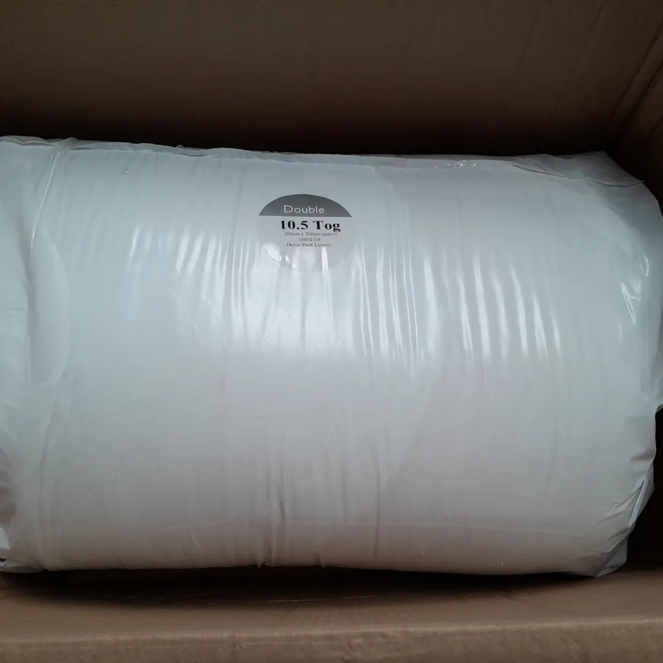 LOT OF 9 ASSORTED HOUSEHOLD ITEMS TO INCLUDE MATTRESS PROTECTOR, LINEN SET, OVEN GLOVE AND DOUBLE DUVET