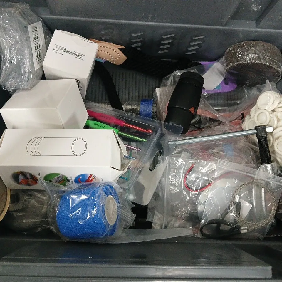 APPROXIMATELY 18 ASSORTED HOUSEHOLD ITEMS TO INCLUDE DIGITAL MINI SCALE, SONAX SPECIAL BRUSH, GOLF BALLS, ETC