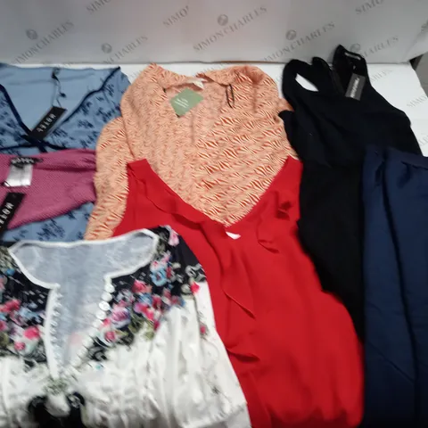 LARGE QUANTITY OF ASSORTED CLOTHING ITEMS TO INCLUDE MOTEL, H&M AND PRETTYLITTLETHING