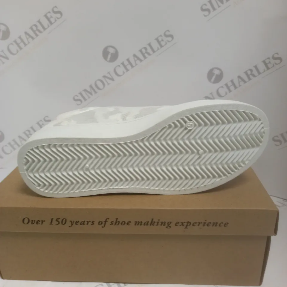 BOXED CUSHION WALK FLORAL TRAINERS IN IVORY - SIZE 5