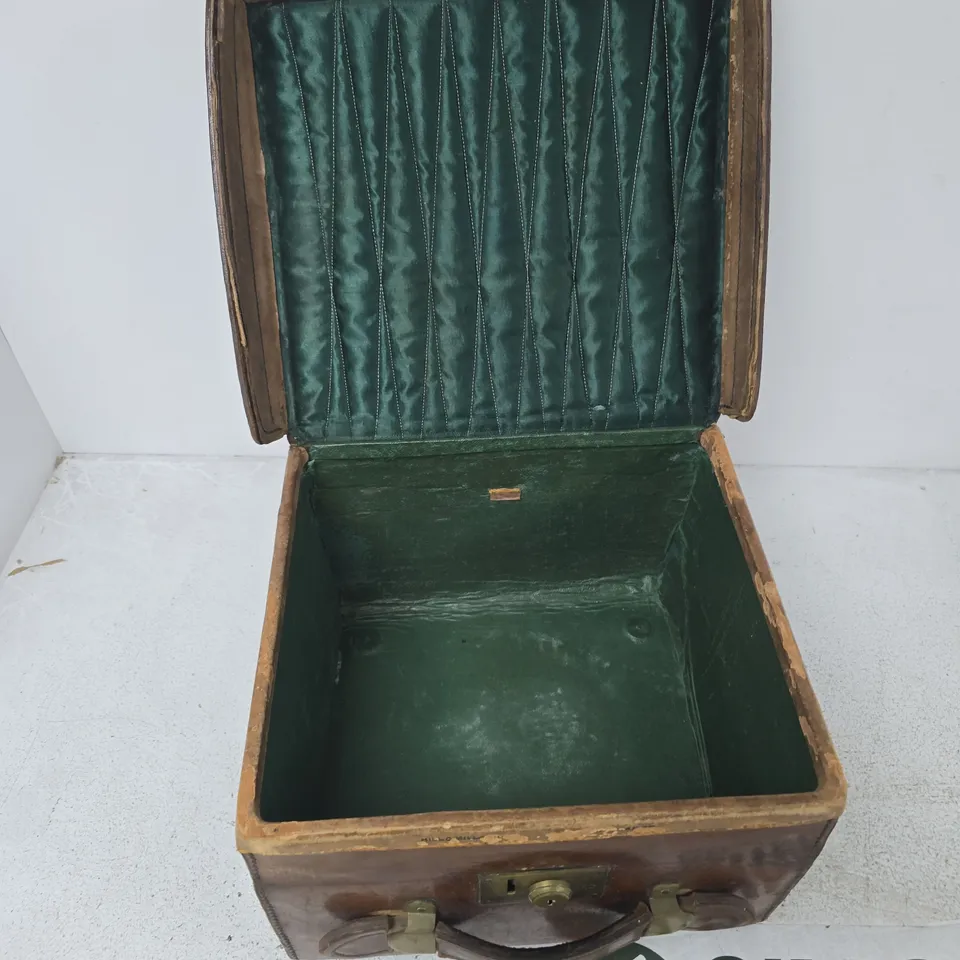 ANTIQUE HENRY HEATH LEATHER HAT BOX WITH H.O.P ON THE TOP