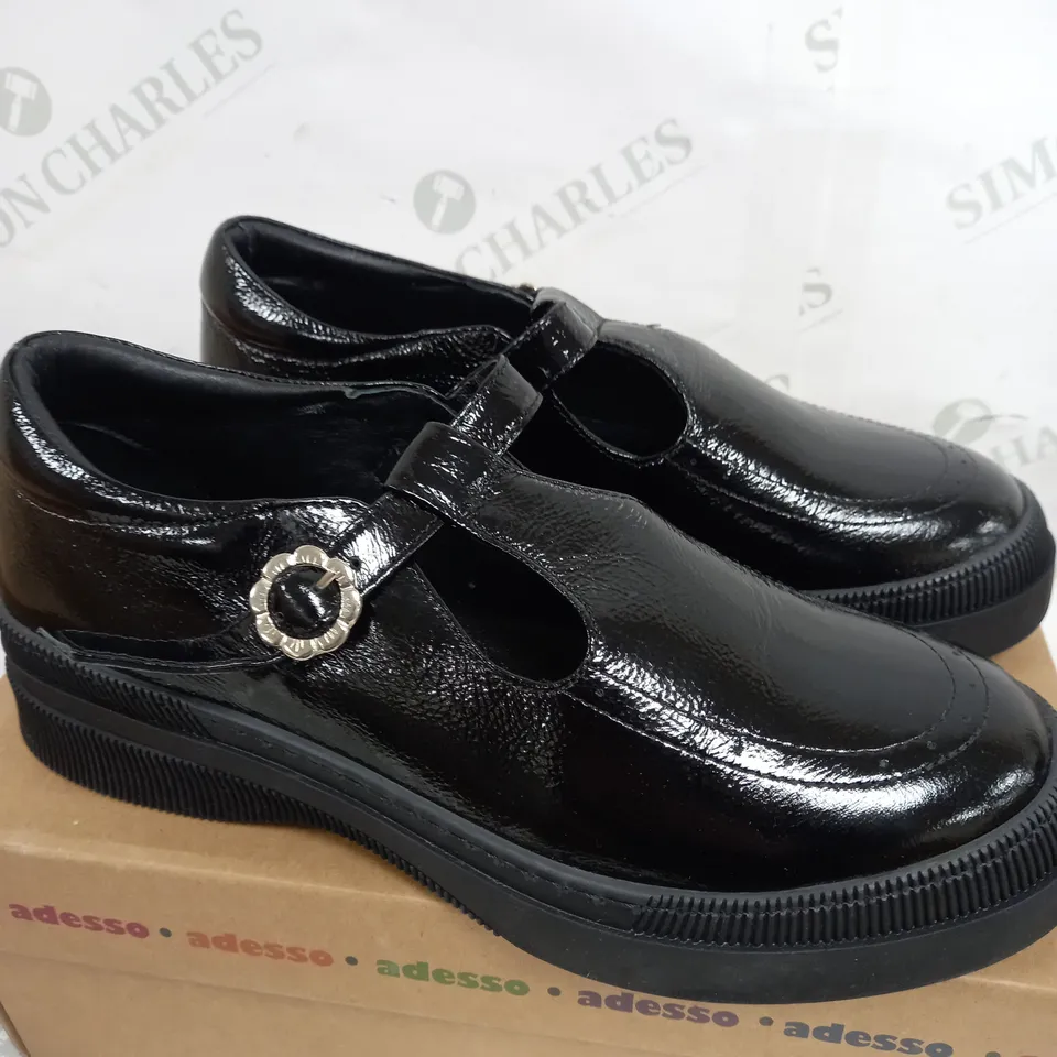 BOXED PAIR OF ADESSO BLACK LEATHER SHOES SIZE 6
