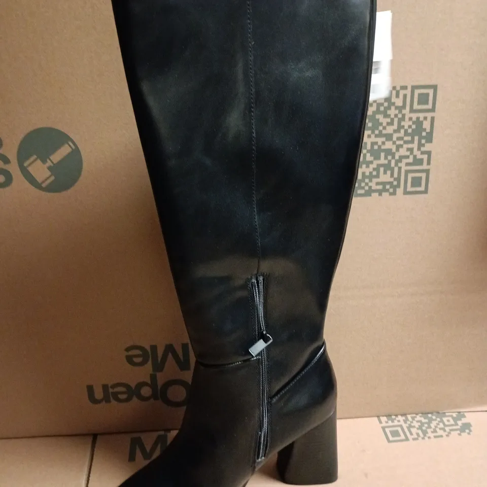 STRADIVARIUS HIGH-HEELED KNEE-HIGH BOOTS IN BLACK – UK 6