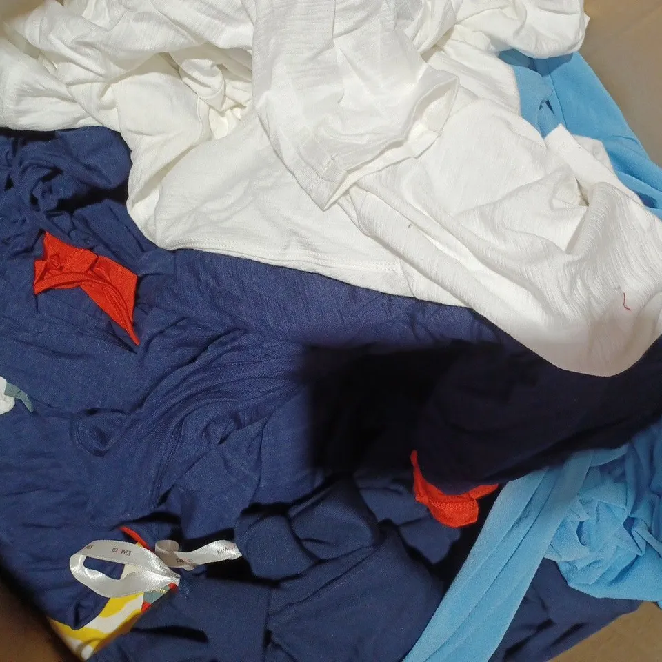 BOX OF APPROXIMATELY 15 ASSORTED CLOTHING ITEMS IN VARIOUS STYLES AND SIZES TO INCLUDE FINERY, RUTH LANGSFORD, KIM & CO, ETC