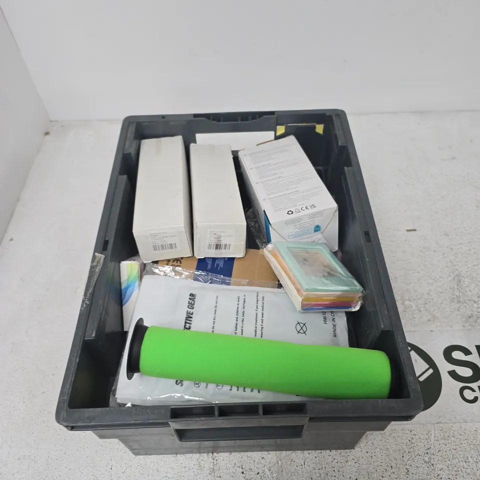 TOTE OF APPROXIMATELY 12 ASSORTED ITEMS TO INCLUDE: PLASTERBOARD PLUGS AND SCREWS