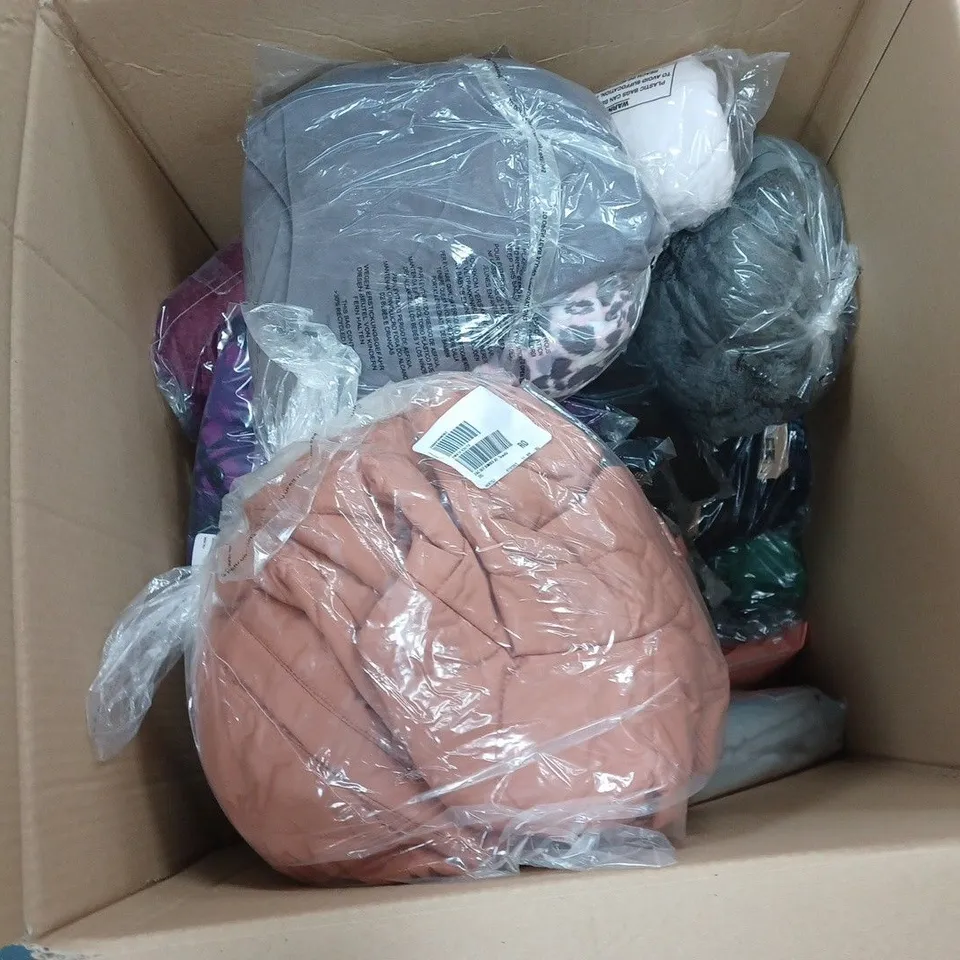 LARGE QUANTITY OF ASSORTED CLOTHING TO INCLUDE COATS, JUMPERS, CARDIGANS, ETC