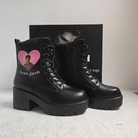 BOXED PAIR OF KOI X THE TWILIGHT SAGA - TEAM JACOB MILITARY BOOTS IN BLACK SIZE UK 6