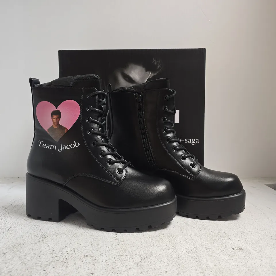 BOXED PAIR OF KOI X THE TWILIGHT SAGA - TEAM JACOB MILITARY BOOTS IN BLACK SIZE UK 6