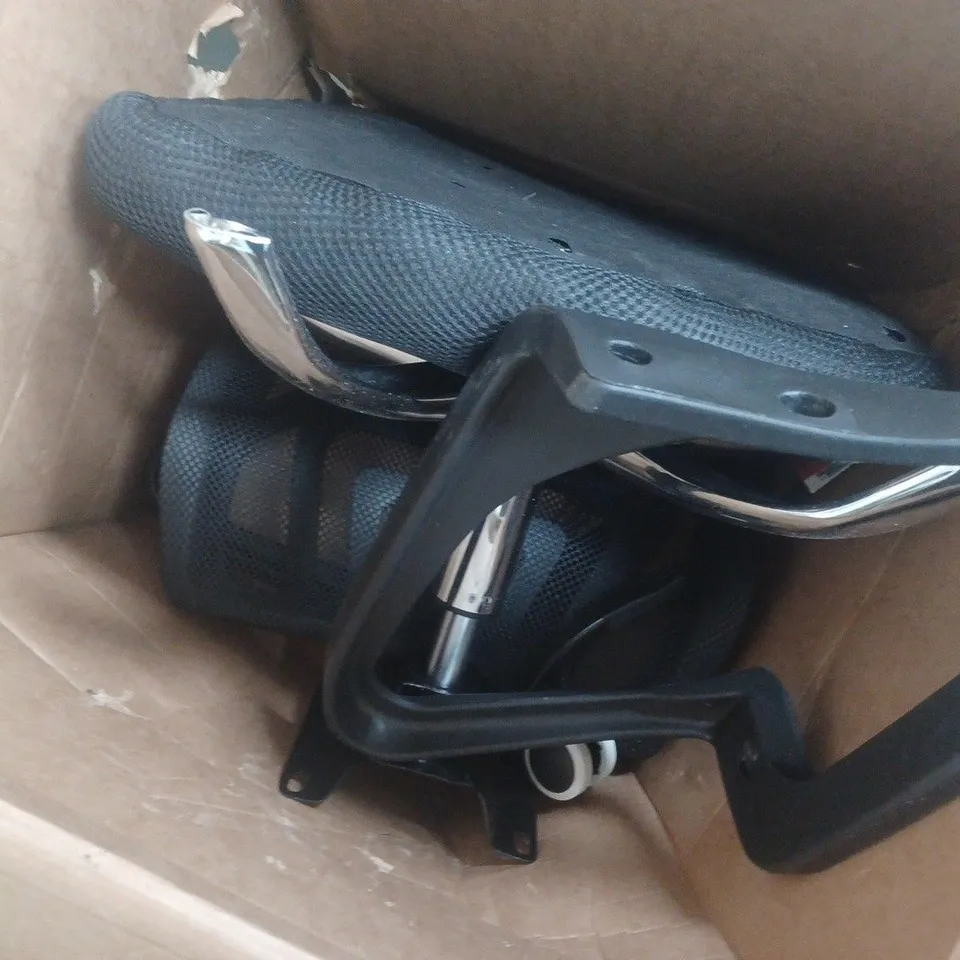 WHEELED OFFICE CHAIR IN BLACK