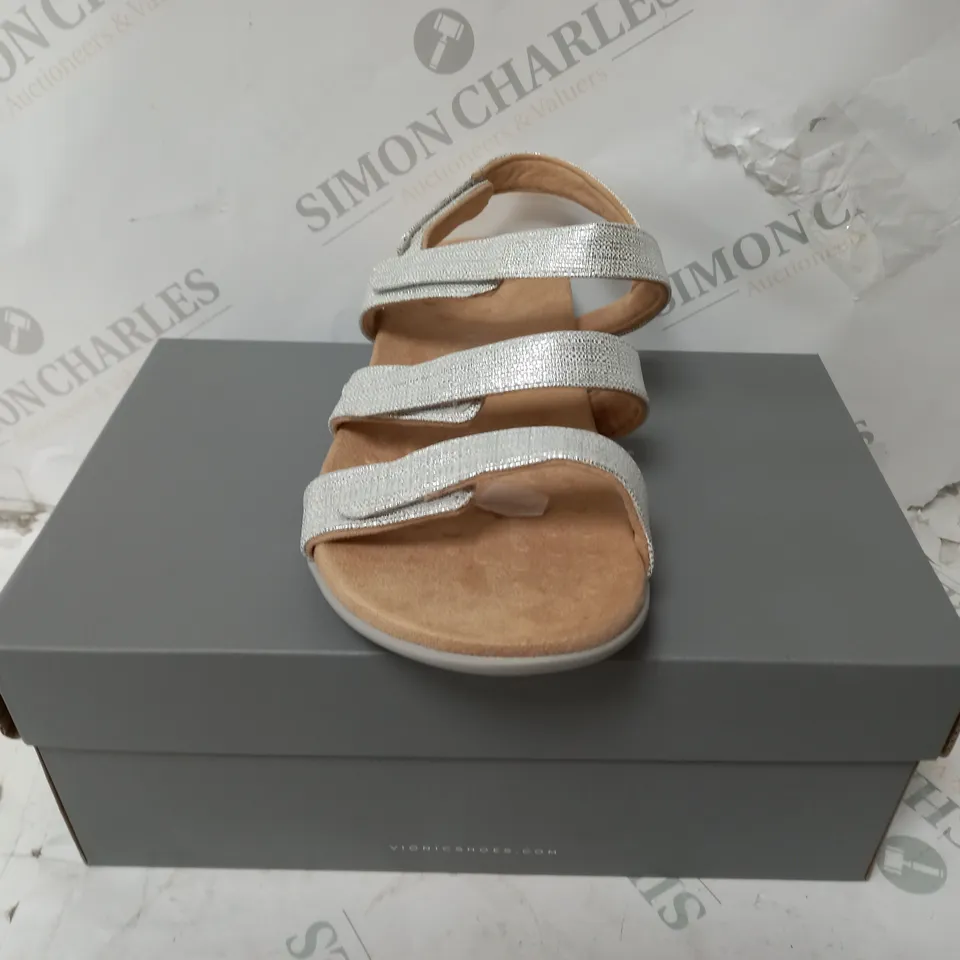 BOXED PAIR OF VIONIC AMBER SANDALS IN SILVER - SIZE 6