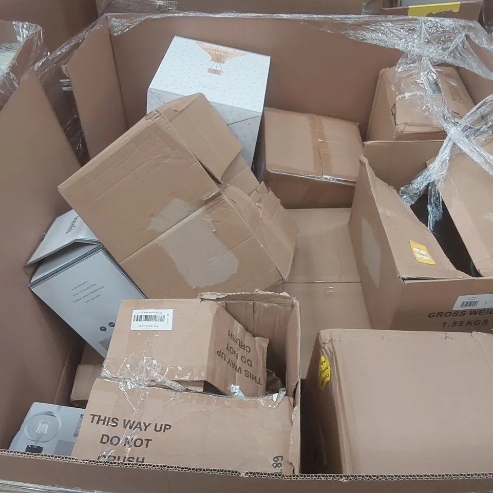 PALLET CONTAINING A VERY LARGE QUANTITY OF ASSORTED DESIGNER LIGHTING PRODUCTS INCLUDING: AMBER WEAVE PENDANT, ERIN SEMI FLUSH CEILING FITTING, KRUZE WALL LIGHT, PERRY BAR CEILING LIGHT ECT