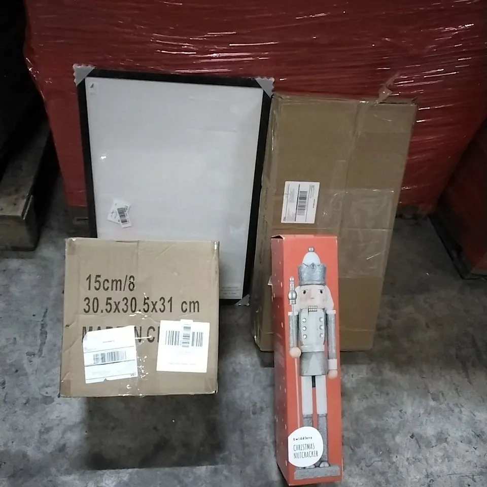 PALLET OF HOUSEHOLD ITEMS TO INCLUDE CHRISTMAS NUTCRACKER, CHRISTMAS ORNAMENTS, PICTURE FRAME, FLOATING ORGANISER AND OTHER ASSORTED ITEMS...