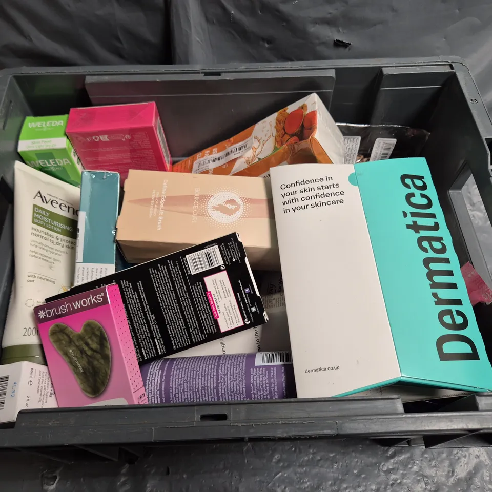 TOTE OF APPROXIMATELY 15 ASSORTED COSMETIC ITEMS TOO INCLUDE AVEENO, NOSE STRIPS AND HAIR OILS