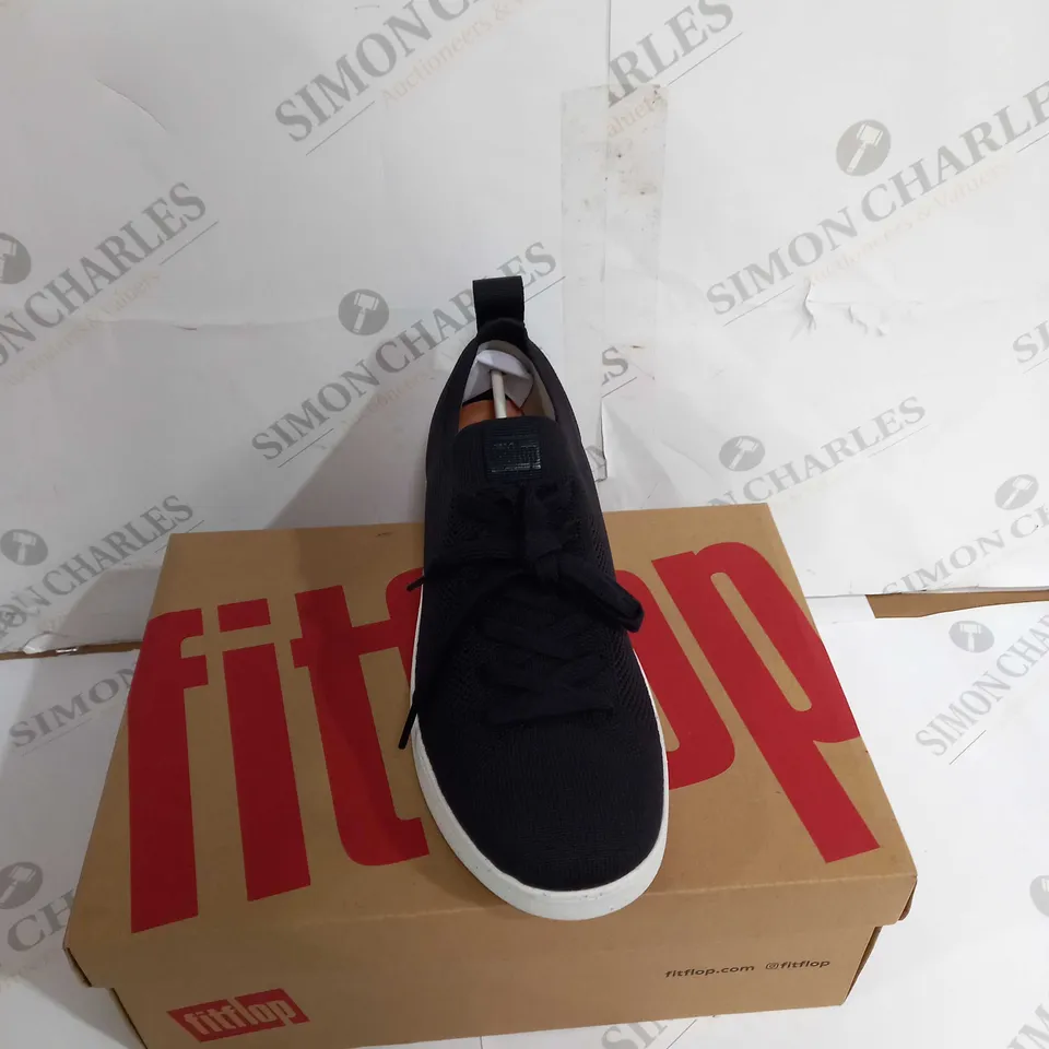 BOXED PAIR OF FITFLOP RALLY E01 MULTI-KNIT TRAINERS BLACK SIZE 7 