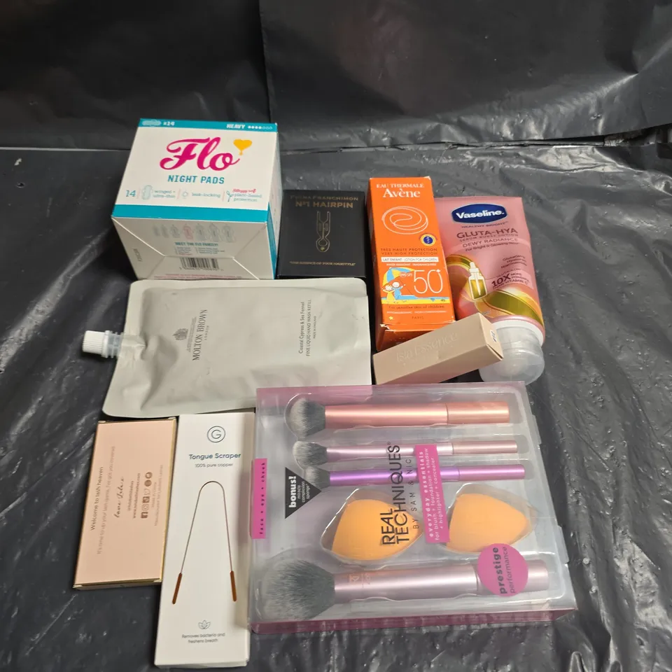APPROXIMATELY 20 ASSORTED COSMETICS ITEMS TO INCLUDE - BRUSHES SET , NIGHT PADS , BURST LOTION , ETC 